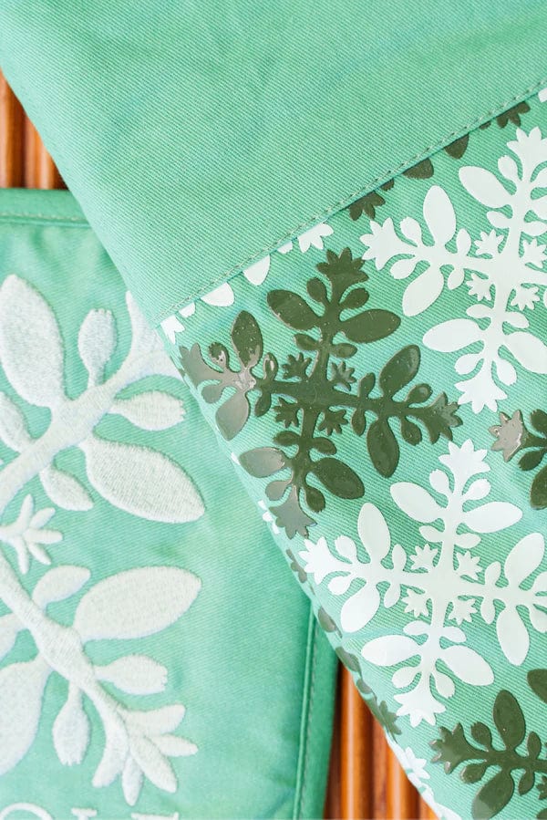 https://valiahonolulu.com/cdn/shop/files/laha-ole-home-quilt-oven-mitt-set-41457497440556_2400x.webp?v=1683696147